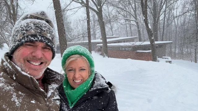 We love a #snowday !  #modernsinthesnow #cincinnatimodern #mcm #midcenturymodern #realtorslife #dailypopofgreen